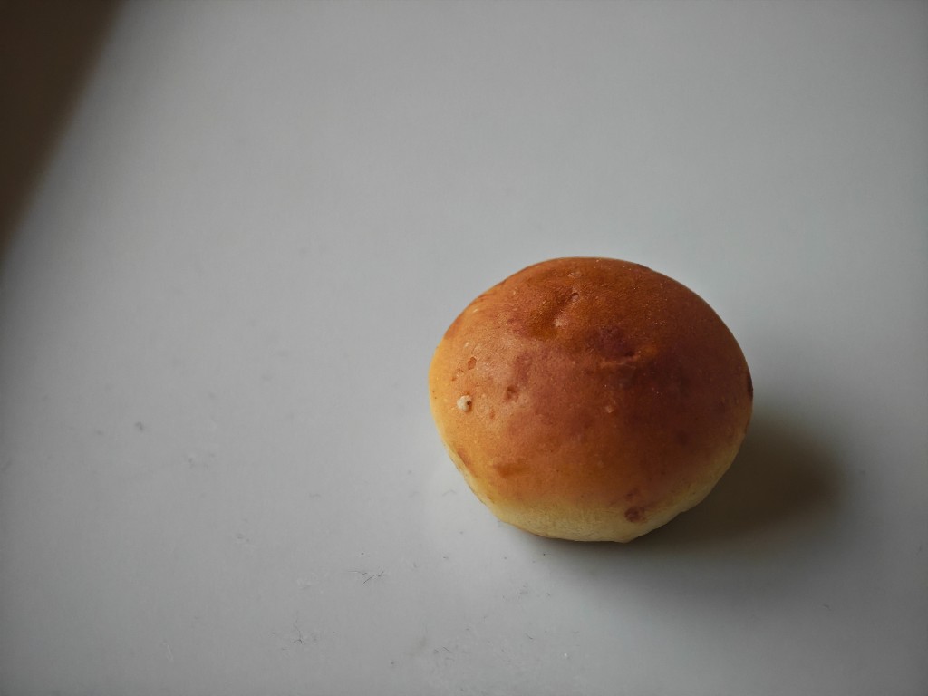 Choco Anpan piece with almost no uruchi-hie puffs on top