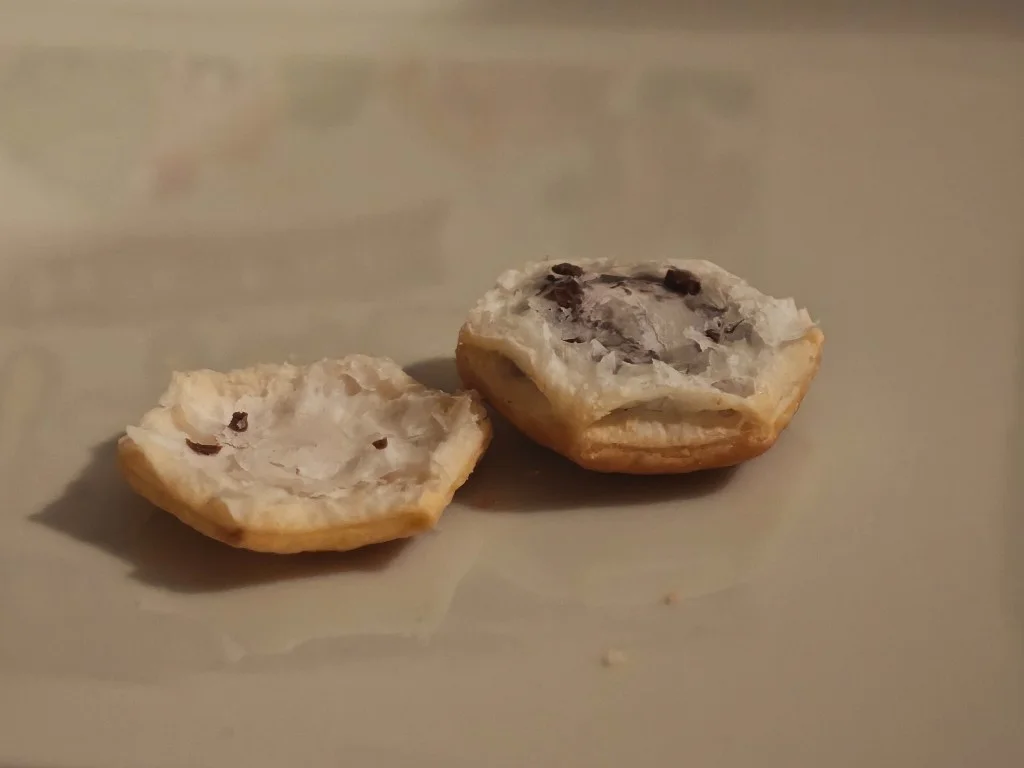 Pai no Mi split along pastry layers