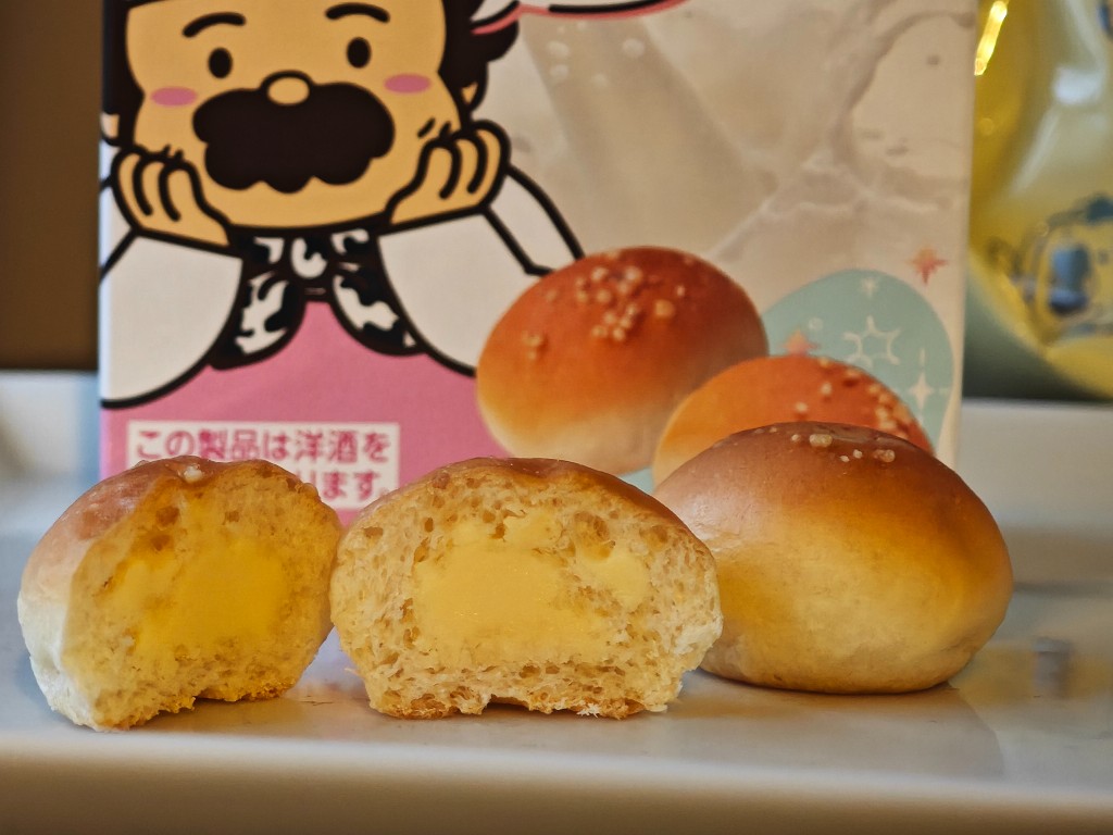 Cream Anpan Moo Moo Vanilla cross-section with pale cream filling