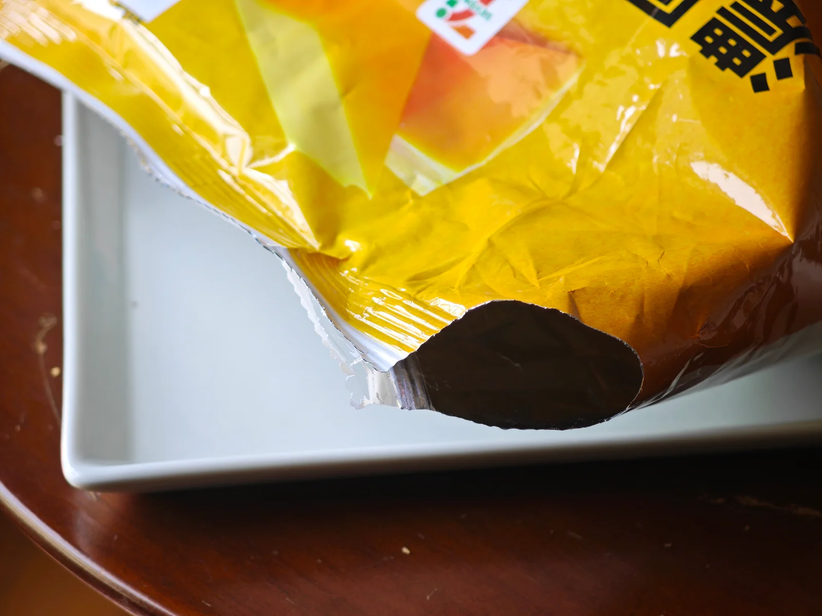 A small top-corner opening on a Seven Premium Aerial bag