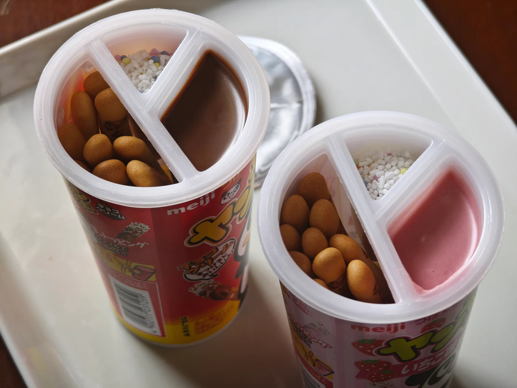 Chocolate and strawberry Yan Yan Tsuke-bo cups opened together