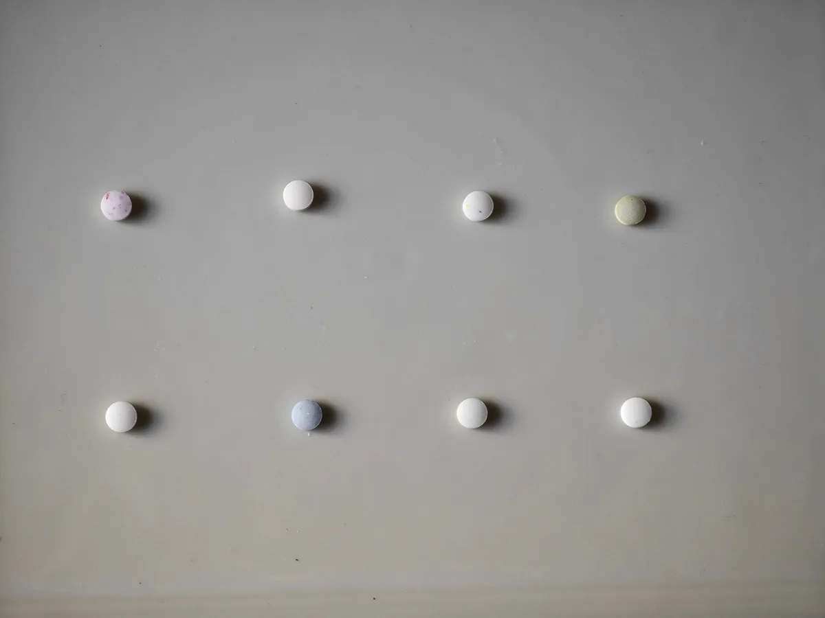 Eight MINTIA tablets arranged in two rows of four on a pale surface